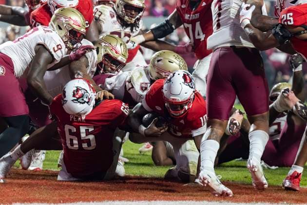 November 21, 2025, Raleigh, North Carolina, USA: NC State Wolfpack quarterback WILL WILSON (10) runs the ball and scores during the second half of the NCAA, College League, USA football game between the Florida State Seminoles and the NC State Wolfpack on November 21st, 2025 at Carter-Finley Stadium in Raleigh, NC. Raleigh USA - ZUMAa220 20251121_znp_a220_079 Copyright: xIsraelxAntax
