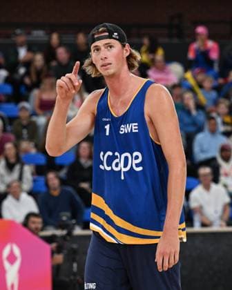 251122 Jacob Hölting Nilsson of Sweden signals a challenge to the umpire during The Beach Volleyball World Championships Semi Final on November 22, 2025 in Adelaide Photo Michael Errey BILDBYRAN kod XY XY0085 beachvolleyboll beach volleyball sandvolleyball world championships semi finals bbeng semifinal  Copyright: MichaelxErrey BB251122BB193