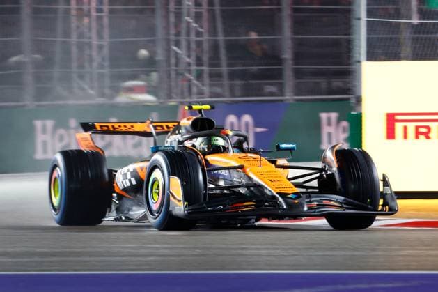 LAS VEGAS, NV - NOVEMBER 21: Lando Norris, driver of the 4 McLaren races through turn one in the rain during qualifying for the Formula 1 Las Vegas Grand Prix on November 21, 2025 on the Las Vegas Strip Circuit in Las Vegas, Nevada.(Photo by Jeff Speer Icon Sportswire) AUTO: NOV 21 F1 Las Vegas Grand Prix EDITORIAL USE ONLY Icon2511210011