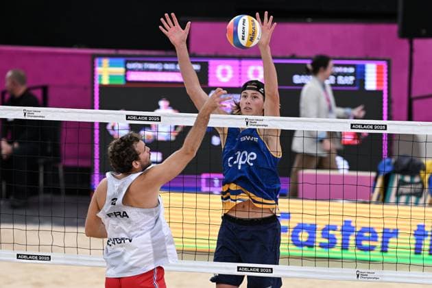 251122 Jacob Hölting Nilsson of Sweden blocks a ball during The Beach Volleyball World Championships Semi Final on November 22, 2025 in Adelaide Photo Michael Errey BILDBYRAN kod XY XY0085 beachvolleyboll beach volleyball sandvolleyball world championships semi finals bbeng semifinal  Copyright: MichaelxErrey BB251122BB197