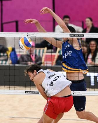 251122 Jacob Hölting Nilsson of Sweden blocks a French smash during The Beach Volleyball World Championships Semi Final on November 22, 2025 in Adelaide Photo Michael Errey BILDBYRAN kod XY XY0085 beachvolleyboll beach volleyball sandvolleyball world championships semi finals bbeng semifinal  Copyright: MichaelxErrey BB251122BB198