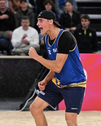 251122 Elmer Andersson of Sweden celebrates during The Beach Volleyball World Championships Semi Final on November 22, 2025 in Adelaide Photo Michael Errey BILDBYRAN kod XY XY0085 beachvolleyboll beach volleyball sandvolleyball world championships semi finals bbeng semifinal jubel  Copyright: MichaelxErrey BB251122BB202