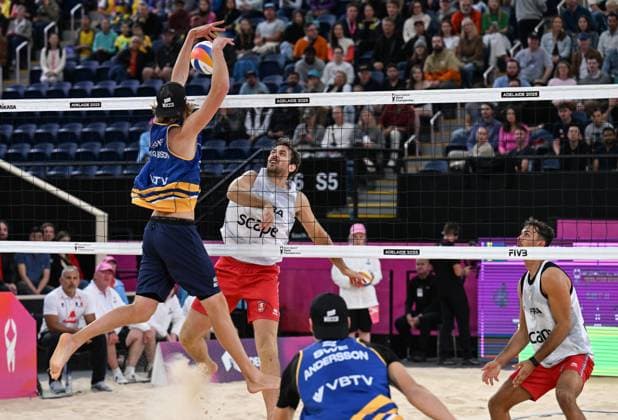 251122 Jacob Hölting Nilsson of Sweden blocks during The Beach Volleyball World Championships Semi Final on November 22, 2025 in Adelaide Photo Michael Errey BILDBYRAN kod XY XY0085 beachvolleyboll beach volleyball sandvolleyball world championships semi finals bbeng semifinal  Copyright: MichaelxErrey BB251122BB206