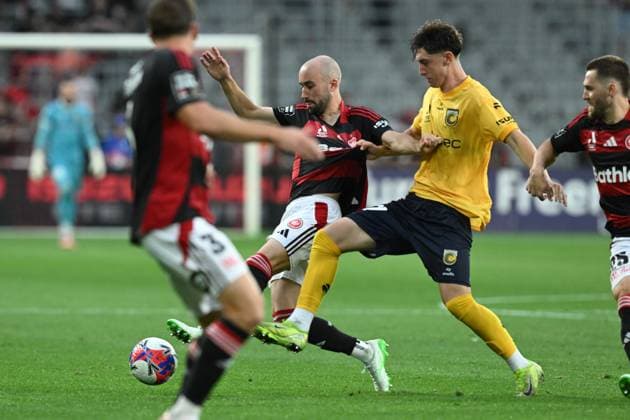 ALEAGUE WANDERERS MARINERS, Angus Thurgate of the Wanderers and Bailey Brandtman of the Mariners during the A-League Men Round 5 match between the Western Sydney Wanderers and the Central Coast Mariners at CommBank Stadium in Sydney, Saturday, November 22, 2025. ( NO ARCHIVING, EDITORIAL USE ONLY SYDNEY NEW SOUTH WALES AUSTRALIA  Copyright: xDEANxLEWINSx 20251122194763537767