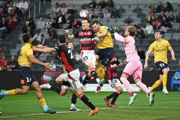 ALEAGUE WANDERERS MARINERS, Anthony Pantazopoulos of the Wanderers and James Donachie of the Mariners contest a header in front of goal during the A-League Men Round 5 match between the Western Sydney Wanderers and the Central Coast Mariners at CommBank Stadium in Sydney, Saturday, November 22, 2025. ( NO ARCHIVING, EDITORIAL USE ONLY SYDNEY NEW SOUTH WALES AUSTRALIA  Copyright: xDEANxLEWINSx 20251122178553764030