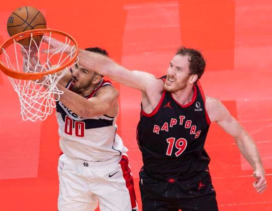 (251122) -- TORONTO, Nov. 22, 2025 -- Jakob Poeltl (R) of Toronto Raptors fights for a rebound with Tristan Vukcevic of Washington Wizards during the 2025-2026 NBA, Basketball Herren, USA Cup group match between Toronto Raptors and Washington Wizards in Toronto, Canada, Nov. 21, 2025. (Photo by Xinhua) (SP)CANADA-TORONTO-NBA CUP-WIZARDS VS RAPTORS ZouxZheng 
