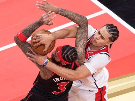 (251122) -- TORONTO, Nov. 22, 2025 -- Brandon Ingram (L) of Toronto Raptors vies with Kyshawn George of Washington Wizards during the 2025-2026 NBA, Basketball Herren, USA Cup group match between Toronto Raptors and Washington Wizards in Toronto, Canada, Nov. 21, 2025. (Photo by Xinhua) (SP)CANADA-TORONTO-NBA CUP-WIZARDS VS RAPTORS ZouxZheng 