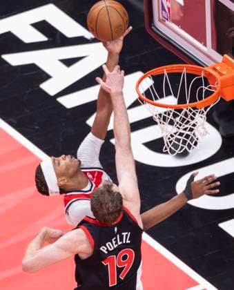 (251122) -- TORONTO, Nov. 22, 2025 -- Bilal Coulibaly (back) of Washington Wizards goes up for a layup during the 2025-2026 NBA, Basketball Herren, USA Cup group match between Toronto Raptors and Washington Wizards in Toronto, Canada, Nov. 21, 2025. (Photo by Xinhua) (SP)CANADA-TORONTO-NBA CUP-WIZARDS VS RAPTORS ZouxZheng 