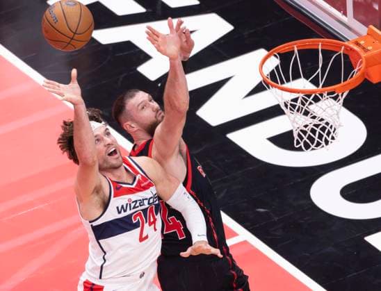 (251122) -- TORONTO, Nov. 22, 2025 -- Corey Kispert (L) of Washington Wizards shoots as Sandro Mamukelashvili of Toronto Raptors defends during the 2025-2026 NBA, Basketball Herren, USA Cup group match between Toronto Raptors and Washington Wizards in Toronto, Canada, Nov. 21, 2025. (Photo by Xinhua) (SP)CANADA-TORONTO-NBA CUP-WIZARDS VS RAPTORS ZouxZheng 