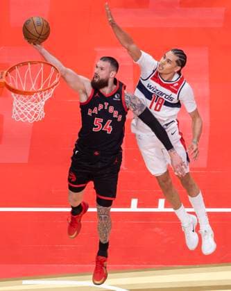 (251122) -- TORONTO, Nov. 22, 2025 -- Sandro Mamukelashvili (L) of Toronto Raptors goes up for a layup during the 2025-2026 NBA, Basketball Herren, USA Cup group match between Toronto Raptors and Washington Wizards in Toronto, Canada, Nov. 21, 2025. (Photo by Xinhua) (SP)CANADA-TORONTO-NBA CUP-WIZARDS VS RAPTORS ZouxZheng 