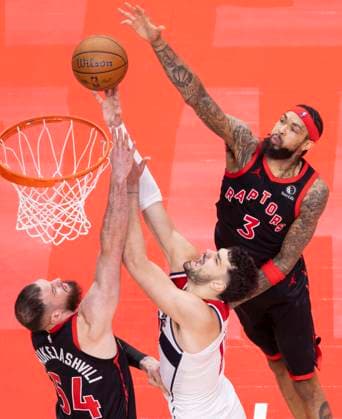 (251122) -- TORONTO, Nov. 22, 2025 -- Tristan Vukcevic (C) of Washington Wizards goes up for a layup during the 2025-2026 NBA, Basketball Herren, USA Cup group match between Toronto Raptors and Washington Wizards in Toronto, Canada, Nov. 21, 2025. (Photo by Xinhua) (SP)CANADA-TORONTO-NBA CUP-WIZARDS VS RAPTORS ZouxZheng 