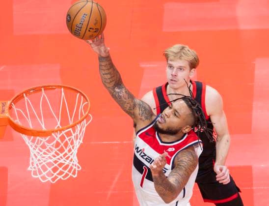 (251122) -- TORONTO, Nov. 22, 2025 -- Cam Whitmore (front) of Washington Wizards goes up for a layup during the 2025-2026 NBA, Basketball Herren, USA Cup group match between Toronto Raptors and Washington Wizards in Toronto, Canada, Nov. 21, 2025. (Photo by Xinhua) (SP)CANADA-TORONTO-NBA CUP-WIZARDS VS RAPTORS ZouxZheng 