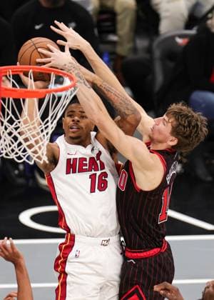 (251122) -- CHICAGO, Nov. 22, 2025 -- Keshad Johnson (L) of Miami Heat shoots the ball against Matas Buzelis of Chicago Bulls during the 2025-2026 NBA, Basketball Herren, USA Cup group match between Chicago Bulls and Miami Heat in Chicago, the United States, on Nov. 21, 2025. (Photo by Xinhua) (SP)U.S.-CHICAGO-BASKETBALL-NBA CUP-BULLS VS HEAT JoelxLerner 