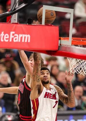 (251122) -- CHICAGO, Nov. 22, 2025 -- Kel El Ware (R) of Miami Heat drives to the basket during the 2025-2026 NBA, Basketball Herren, USA Cup group match between Chicago Bulls and Miami Heat in Chicago, the United States, on Nov. 21, 2025. (Photo by Xinhua) (SP)U.S.-CHICAGO-BASKETBALL-NBA CUP-BULLS VS HEAT JoelxLerner 