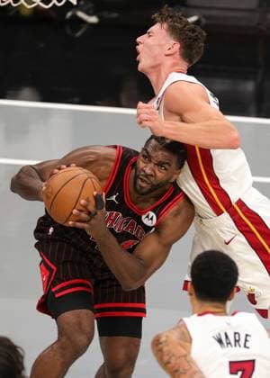 (251122) -- CHICAGO, Nov. 22, 2025 -- Patrick Williams (L) of Chicago Bulls vies with Pelle Larsson (top) of Miami Heat during the 2025-2026 NBA, Basketball Herren, USA Cup group match between Chicago Bulls and Miami Heat in Chicago, the United States, on Nov. 21, 2025. (Photo by Xinhua) (SP)U.S.-CHICAGO-BASKETBALL-NBA CUP-BULLS VS HEAT JoelxLerner 