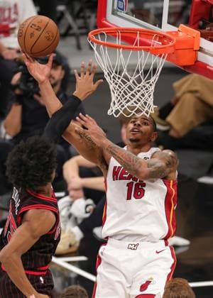 (251122) -- CHICAGO, Nov. 22, 2025 -- Keshad Johnson (R) of Miami Heat shoots the ball during the 2025-2026 NBA, Basketball Herren, USA Cup group match between Chicago Bulls and Miami Heat in Chicago, the United States, on Nov. 21, 2025. (Photo by Xinhua) (SP)U.S.-CHICAGO-BASKETBALL-NBA CUP-BULLS VS HEAT JoelxLerner 