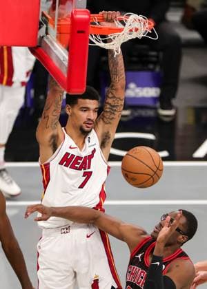 (251122) -- CHICAGO, Nov. 22, 2025 -- Kel El Ware (top) of Miami Heat dunks the ball during the 2025-2026 NBA, Basketball Herren, USA Cup group match between Chicago Bulls and Miami Heat in Chicago, the United States, on Nov. 21, 2025. (Photo by Xinhua) (SP)U.S.-CHICAGO-BASKETBALL-NBA CUP-BULLS VS HEAT JoelxLerner 