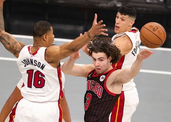 (251122) -- CHICAGO, Nov. 22, 2025 -- Josh Giddey (C) of Chicago Bulls passes the ball during the 2025-2026 NBA, Basketball Herren, USA Cup group match between Chicago Bulls and Miami Heat in Chicago, the United States, on Nov. 21, 2025. (Photo by Xinhua) (SP)U.S.-CHICAGO-BASKETBALL-NBA CUP-BULLS VS HEAT JoelxLerner 