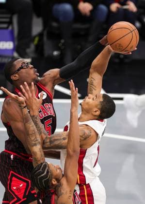 (251122) -- CHICAGO, Nov. 22, 2025 -- Jalen Smith (L) of Chicago Bulls blocks the shot of Kel El Ware of Miami Heat during the 2025-2026 NBA, Basketball Herren, USA Cup group match between Chicago Bulls and Miami Heat in Chicago, the United States, on Nov. 21, 2025. (Photo by Xinhua) (SP)U.S.-CHICAGO-BASKETBALL-NBA CUP-BULLS VS HEAT JoelxLerner 