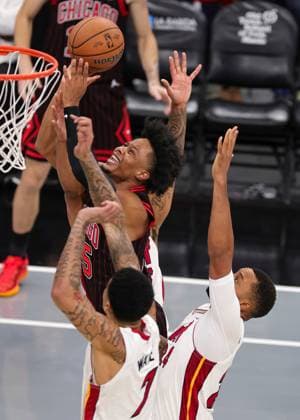 (251122) -- CHICAGO, Nov. 22, 2025 -- Isaac Okoro (top) of Chicago Bulls goes to the basket during the 2025-2026 NBA, Basketball Herren, USA Cup group match between Chicago Bulls and Miami Heat in Chicago, the United States, on Nov. 21, 2025. (Photo by Xinhua) (SP)U.S.-CHICAGO-BASKETBALL-NBA CUP-BULLS VS HEAT JoelxLerner 