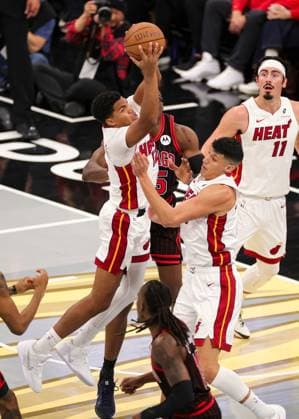 (251122) -- CHICAGO, Nov. 22, 2025 -- Dru Smith (L) of Miami Heat grabs a rebound during the 2025-2026 NBA, Basketball Herren, USA Cup group match between Chicago Bulls and Miami Heat in Chicago, the United States, on Nov. 21, 2025. (Photo by Xinhua) (SP)U.S.-CHICAGO-BASKETBALL-NBA CUP-BULLS VS HEAT JoelxLerner 