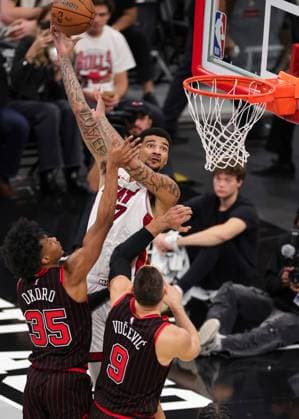 (251122) -- CHICAGO, Nov. 22, 2025 -- Kel El Ware (top) of Miami Heat shoots the ball during the 2025-2026 NBA, Basketball Herren, USA Cup group match between Chicago Bulls and Miami Heat in Chicago, the United States, on Nov. 21, 2025. (Photo by Xinhua) (SP)U.S.-CHICAGO-BASKETBALL-NBA CUP-BULLS VS HEAT JoelxLerner 