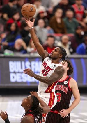 (251122) -- CHICAGO, Nov. 22, 2025 -- Davion Mitchell (top) of Miami Heat drives to the basket during the 2025-2026 NBA, Basketball Herren, USA Cup group match between Chicago Bulls and Miami Heat in Chicago, the United States, on Nov. 21, 2025. (Photo by Xinhua) (SP)U.S.-CHICAGO-BASKETBALL-NBA CUP-BULLS VS HEAT JoelxLerner 