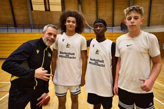 Marc Salzer Former coach now youth coordinator MHP Riesen Ludwigsburg with Team Why Not Award ceremony 2nd place GER, Basketball um Mitternacht, MHP Riesen Ludwigsburg, Basketball, 21 11 2025 GER, Basketball um Mitternacht, MHP Riesen Ludwigsburg, Basketball, 21 11 2025 Ludwigsburg Copyright: xEibner-Pressefoto xFrancescoxConx