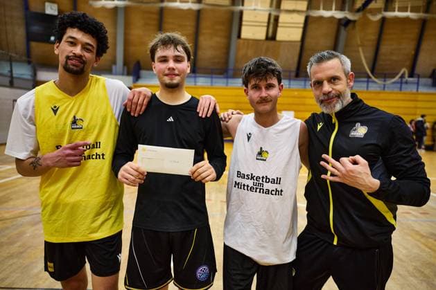 Atreju Britsch MHP Riesen Ludwigsburg , Marc Salzer Former coach now youth coordinator MHP Riesen Ludwigsburg Award ceremony for 1st place GER, Basketball at midnight, MHP Riesen Ludwigsburg, Basketball, 21 11 2025 GER, Basketball at midnight, MHP Riesen Ludwigsburg, Basketball, 21 11 2025 Ludwigsburg Copyright: xEibner-Pressefoto xFrancescoxConx