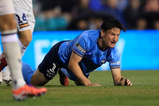 ALEAGUE SYDNEY VICTORY, Joseph Lolley of Sydney FC falls to the ground during the A-League Men Round 5 match between Sydney FC and Melbourne Victory at Leichhardt Oval in Sydney, Saturday, November 22, 2025. ( NO ARCHIVING, EDITORIAL USE ONLY SYDNEY NEW SOUTH WALES AUSTRALIA  Copyright: xMARKxEVANSx 20251122122282984899