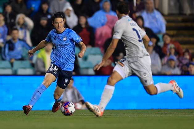 ALEAGUE SYDNEY VICTORY, Joseph Lolley of Sydney FC controls the ball during the A-League Men Round 5 match between Sydney FC and Melbourne Victory at Leichhardt Oval in Sydney, Saturday, November 22, 2025. ( NO ARCHIVING, EDITORIAL USE ONLY SYDNEY NEW SOUTH WALES AUSTRALIA  Copyright: xMARKxEVANSx 20251122140154733861