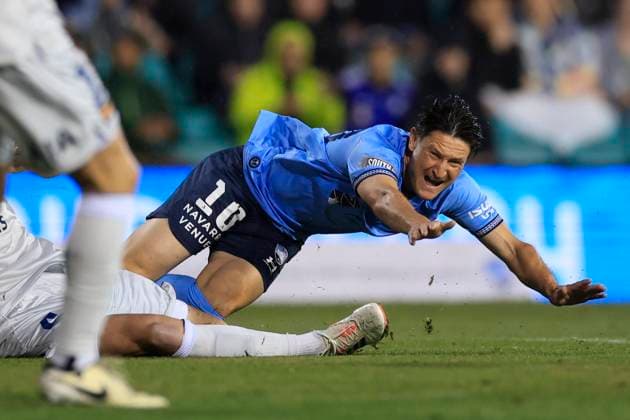 ALEAGUE SYDNEY VICTORY, Joseph Lolley of Sydney FC falls to the ground during the A-League Men Round 5 match between Sydney FC and Melbourne Victory at Leichhardt Oval in Sydney, Saturday, November 22, 2025. ( NO ARCHIVING, EDITORIAL USE ONLY SYDNEY NEW SOUTH WALES AUSTRALIA  Copyright: xMARKxEVANSx 20251122188013164240