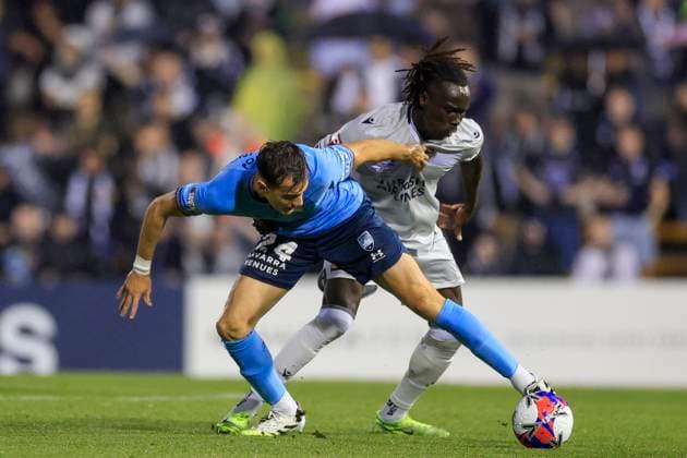 ALEAGUE SYDNEY VICTORY, Paul Okon-Engstler of Sydney FC and Jing Reec of Victory compete for the ball during the A-League Men Round 5 match between Sydney FC and Melbourne Victory at Leichhardt Oval in Sydney, Saturday, November 22, 2025. ( NO ARCHIVING, EDITORIAL USE ONLY SYDNEY NEW SOUTH WALES AUSTRALIA  Copyright: xMARKxEVANSx 20251122143233359960