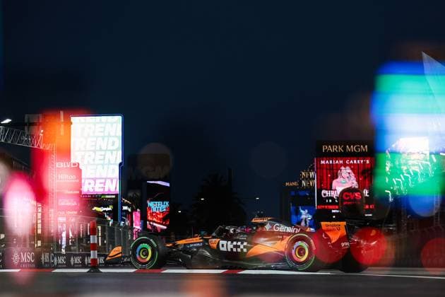 F1 - LAS VEGAS GRAND PRIX 2025 81 PIASTRI Oscar (aus), McLaren F1 Team MCL39, action during the 2025 Formula 1 Las Vegas Grand Prix, 22th round of the 2025 FIA Formula One World Championship, WM, Weltmeisterschaft from November 21 to 23, 2025 on the Las Vegas Strip Circuit, in Paradise, Nevada, United States of America - ParadiseUnited States  Copyright: xEricxAlonsox
