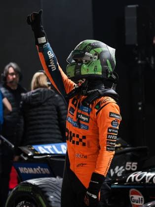 F1 - LAS VEGAS GRAND PRIX 2025 NORRIS Lando (gbr), McLaren F1 Team MCL39, portrait celebration during the 2025 Formula 1 Las Vegas Grand Prix, 22th round of the 2025 FIA Formula One World Championship, WM, Weltmeisterschaft from November 21 to 23, 2025 on the Las Vegas Strip Circuit, in Paradise, Nevada, United States of America - ParadiseUnited States  Copyright: xEricxAlonsox