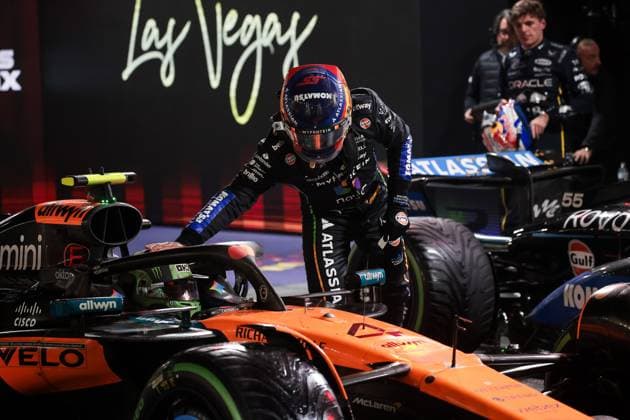 F1 - LAS VEGAS GRAND PRIX 2025 SAINZ Carlos (spa), Williams Racing FW47, portrait and NORRIS Lando (gbr), McLaren F1 Team MCL39, portrait celebration during the 2025 Formula 1 Las Vegas Grand Prix, 22th round of the 2025 FIA Formula One World Championship, WM, Weltmeisterschaft from November 21 to 23, 2025 on the Las Vegas Strip Circuit, in Paradise, Nevada, United States of America - ParadiseUnited States  Copyright: xEricxAlonsox