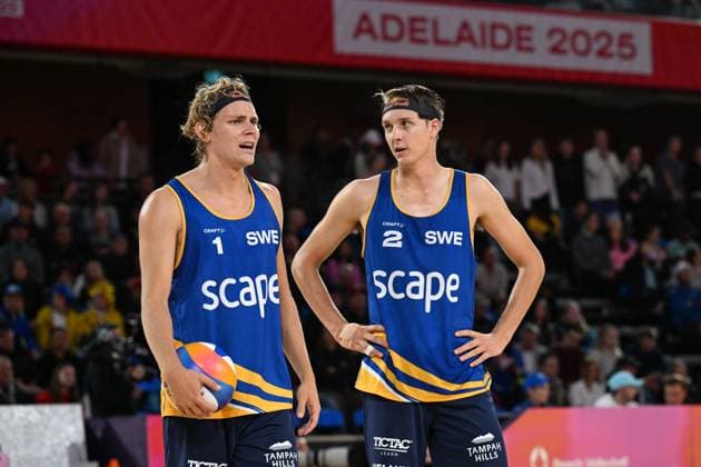 251122 Jonatan Hellvig and David Ahman of Sweden waiting on a line call review during The Beach Volleyball World Championships Semi Final on November 22, 2025 in Adelaide Photo Michael Errey BILDBYRAN kod XY XY0085 beachvolleyboll beach volleyball sandvolleyball world championships semi finals bbeng semifinal  Copyright: MichaelxErrey BB251122BB238
