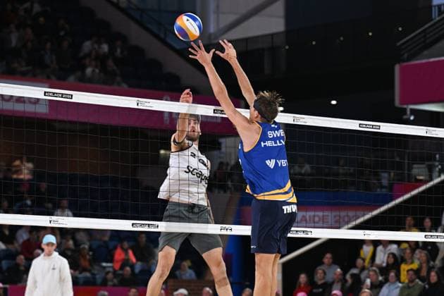 251122 Jonatan Hellvig of Sweden blocks during The Beach Volleyball World Championships Semi Final on November 22, 2025 in Adelaide Photo Michael Errey BILDBYRAN kod XY XY0085 beachvolleyboll beach volleyball sandvolleyball world championships semi finals bbeng semifinal  Copyright: MichaelxErrey BB251122BB244