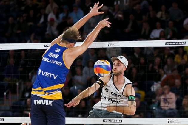 Beach volleyball, Beachvolleyball World Championship, WM, Weltmeisterschaft Jonatan Hellvig (SWE) blocks Clemens Wickler (GER) during the Semi Final match of the Beach Volleyball World Championships at The Drive in Adelaide, Saturday, November 22, 2025. ( NO ARCHIVING, EDITORIAL USE ONLY ADELAIDE SOUTH AUSTRALIA AUSTRALIA  Copyright: xMATTxTURNERx 20251122170703067481