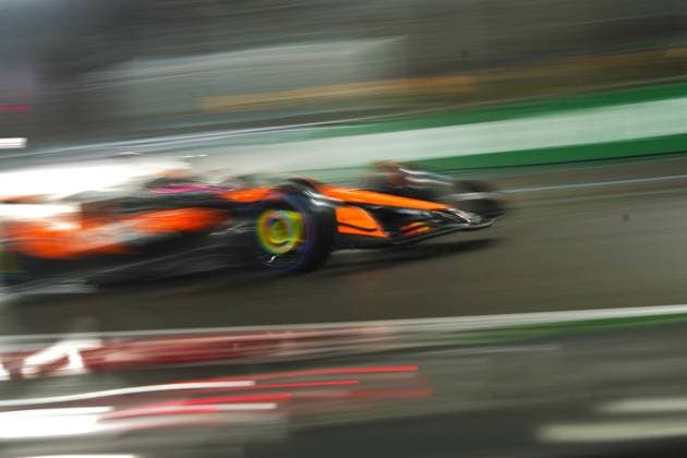 (251122) -- LAS VEGAS, Nov. 22, 2025 -- McLaren s British driver Lando Norris competes during the qualifying session of the 2025 Formula One U.S. Grand Prix at Las Vegas Circuit, in Las Vegas, the United States, Nov. 21, 2025. ) (SP)U.S.-LAS VEGAS-F1-GRAND PRIX-QUALIFYING SESSION WuxXiaoling 