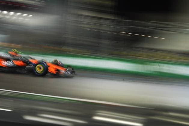 (251122) -- LAS VEGAS, Nov. 22, 2025 -- McLaren s British driver Lando Norris competes during the qualifying session of the 2025 Formula One U.S. Grand Prix at Las Vegas Circuit, in Las Vegas, the United States, Nov. 21, 2025. ) (SP)U.S.-LAS VEGAS-F1-GRAND PRIX-QUALIFYING SESSION WuxXiaoling 