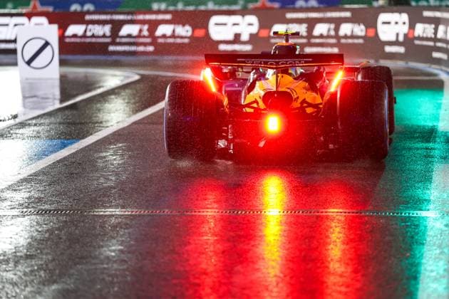 (251122) -- LAS VEGAS, Nov. 22, 2025 -- McLaren s British driver Lando Norris competes during the qualifying session of the 2025 Formula One U.S. Grand Prix at Las Vegas Circuit, in Las Vegas, the United States, Nov. 21, 2025. (Photo by Xinhua) (SP)U.S.-LAS VEGAS-F1-GRAND PRIX-QUALIFYING SESSION QianxJun 