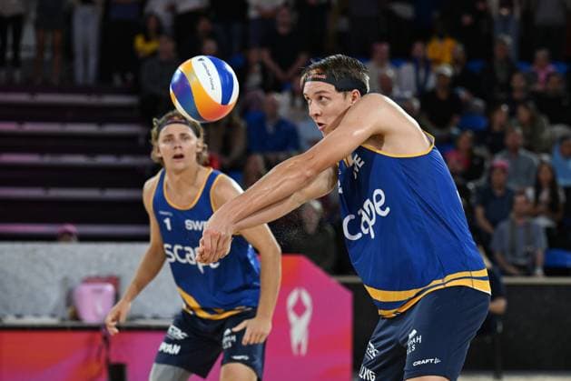 251122 Jonatan Hellvig of Sweden sets a ball during The Beach Volleyball World Championships Semi Final on November 22, 2025 in Adelaide Photo Michael Errey BILDBYRAN kod XY XY0085 beachvolleyboll beach volleyball sandvolleyball world championships semi finals bbeng semifinal  Copyright: MichaelxErrey BB251122BB256