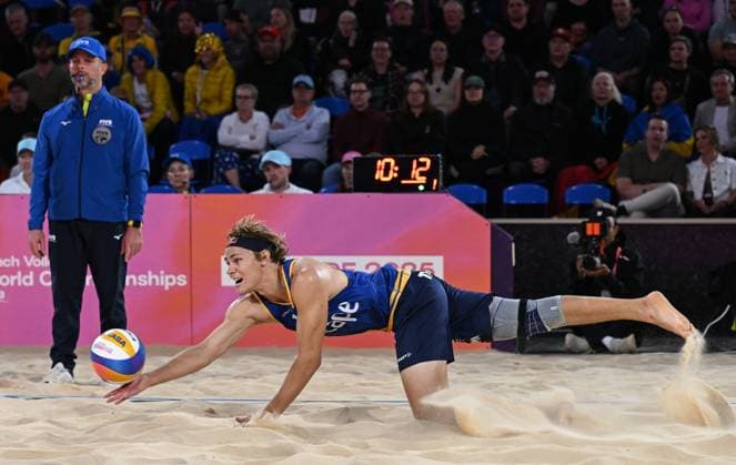 251122 David Ahman of Sweden at full stretch during The Beach Volleyball World Championships Semi Final on November 22, 2025 in Adelaide Photo Michael Errey BILDBYRAN kod XY XY0085 beachvolleyboll beach volleyball sandvolleyball world championships semi finals bbeng semifinal  Copyright: MichaelxErrey BB251122BB266