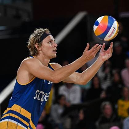 251122 David Ahman of Sweden sets himself to serve during The Beach Volleyball World Championships Semi Final on November 22, 2025 in Adelaide Photo Michael Errey BILDBYRAN kod XY XY0085 beachvolleyboll beach volleyball sandvolleyball world championships semi finals bbeng semifinal  Copyright: MichaelxErrey BB251122BB280