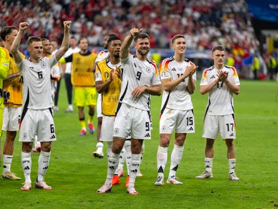 23 06 2024, Football UEFA EURO 2024, preliminary round, match day 3, Switzerland Germany, at the Frankfurt Arena in Frankfurt am Main, cheering after the match for the German team here Niclas Füllkrug Germany , Nico Schlotterbeck Germany , Joshua Kimmich Germany , Florian Wirtz Germany