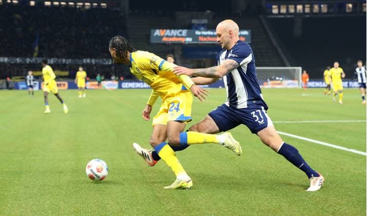 Sidi Sane on the ball, Toni Leistner duel Match scene Action Sport Football Soccer DFL 2 Bundesliga Men 13 Matchday Season 2025 2026 21 11 2025 Hertha BSC Berlin vs Eintracht Braunschweig BTSV DFL regulations prohibit any use of photographs as image sequences and or quasi video