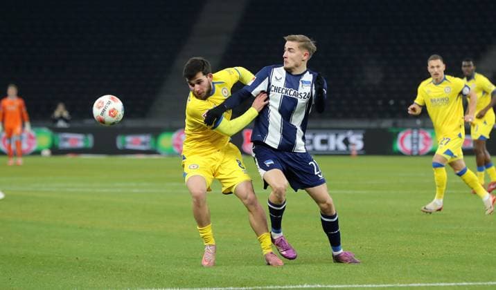 Mehmet Aydin, Marten Winkler duel Match scene Action Sport Football Soccer DFL 2 Bundesliga Men 13 Matchday Season 2025 2026 21 11 2025 Hertha BSC Berlin vs Eintracht Braunschweig BTSV DFL regulations prohibit any use of photographs as image sequences and or quasi video