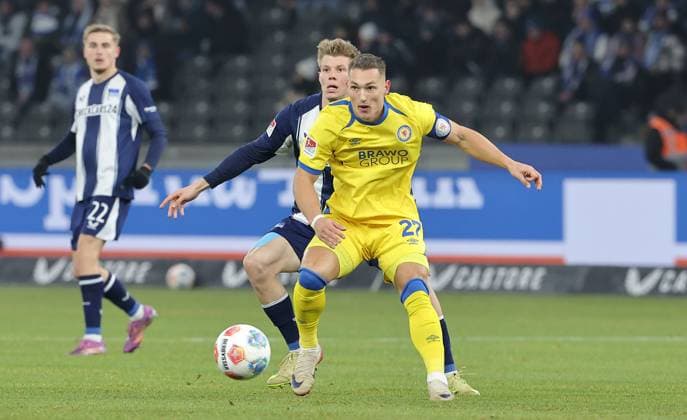 Sven Köhler on the ball, Luca Schuler duel Match scene Action Sport Football Soccer DFL 2 Bundesliga Men 13 Matchday Season 2025 2026 21 11 2025 Hertha BSC Berlin vs Eintracht Braunschweig BTSV DFL regulations prohibit any use of photographs as image sequences and or quasi video