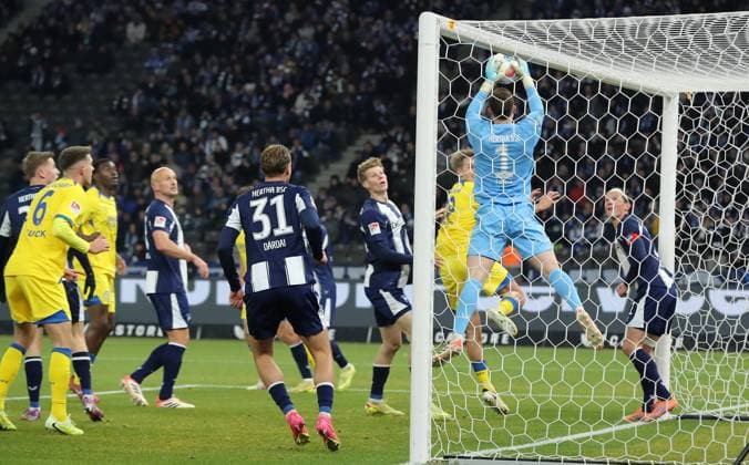 Goalkeeper Tjark Ernst catches the ball duel Match scene Activity Sport Football Soccer DFL 2 Bundesliga Men 13 Matchday Season 2025 2026 21 11 2025 Hertha BSC Berlin vs Eintracht Braunschweig BTSV DFL regulations prohibit any use of photographs as image sequences and or quasi video
